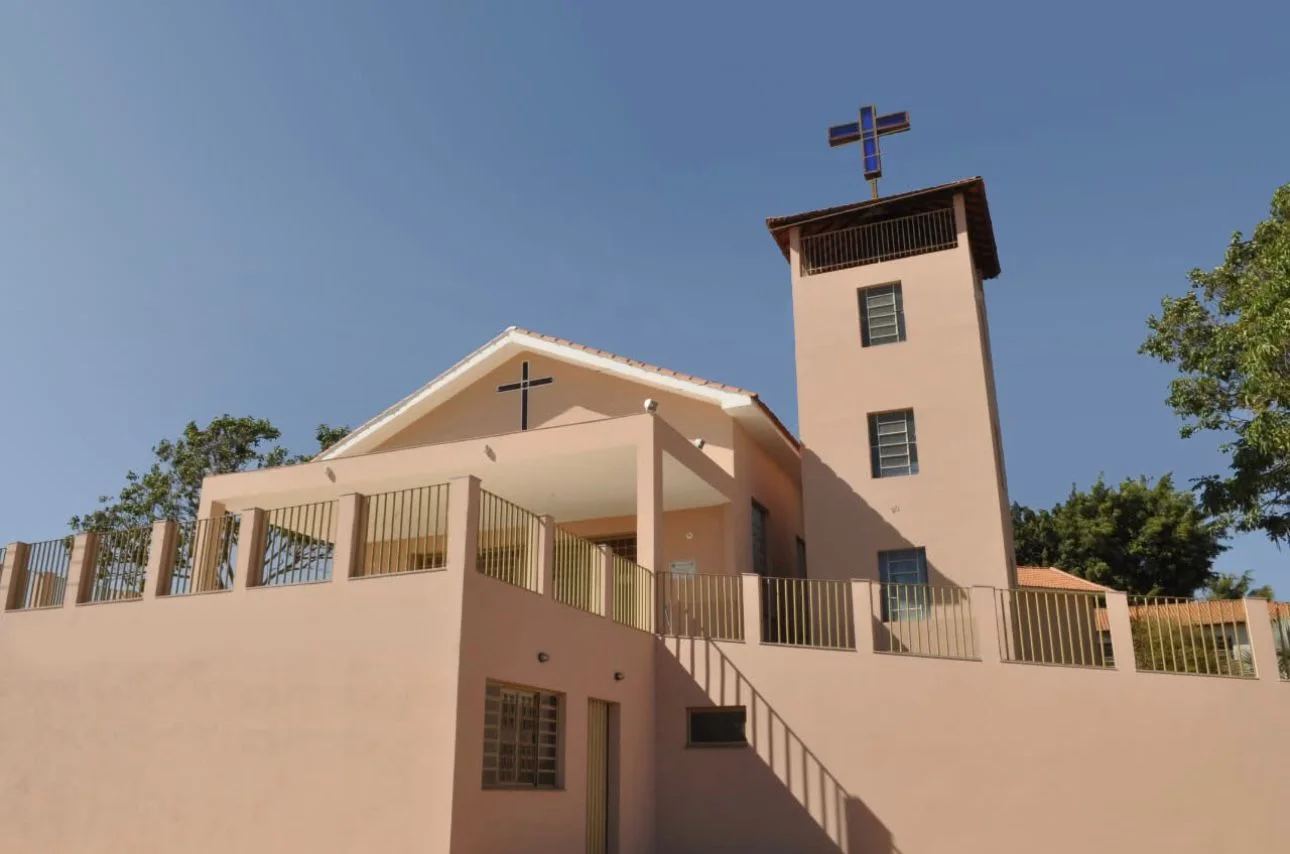 Vista frontal da Igreja Matriz da Paróquia Sagrado Coração de Jesus
